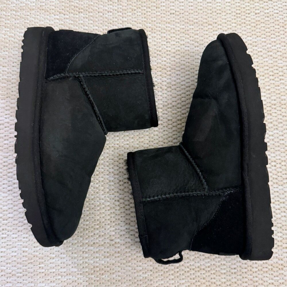 UGG Classic Ultra Mini Platform Boot Women's 8 Black Suede Sheepskin Slip-On